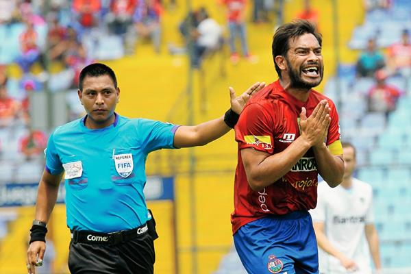 Wálter López fue central en el clásico 286 entre Comunicaciones y Municipal, y este domingo será el encargado del 299. (Foto Prensa Libre: Hemeroteca PL)