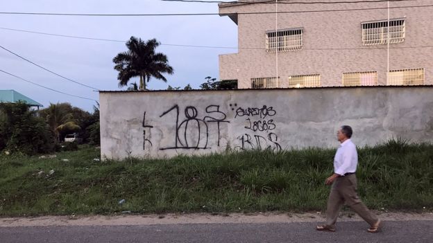 Una pintada en una pared del barrio de Salvapán, en la capital Belmopán. El número hace referencia a la mara Barrio 18.