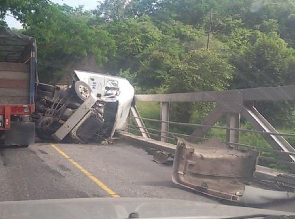 Lugar donde ocurrió el percance en el km 106 de la ruta al Atlántico. (Foto Prensa Libre: @jcsisl)