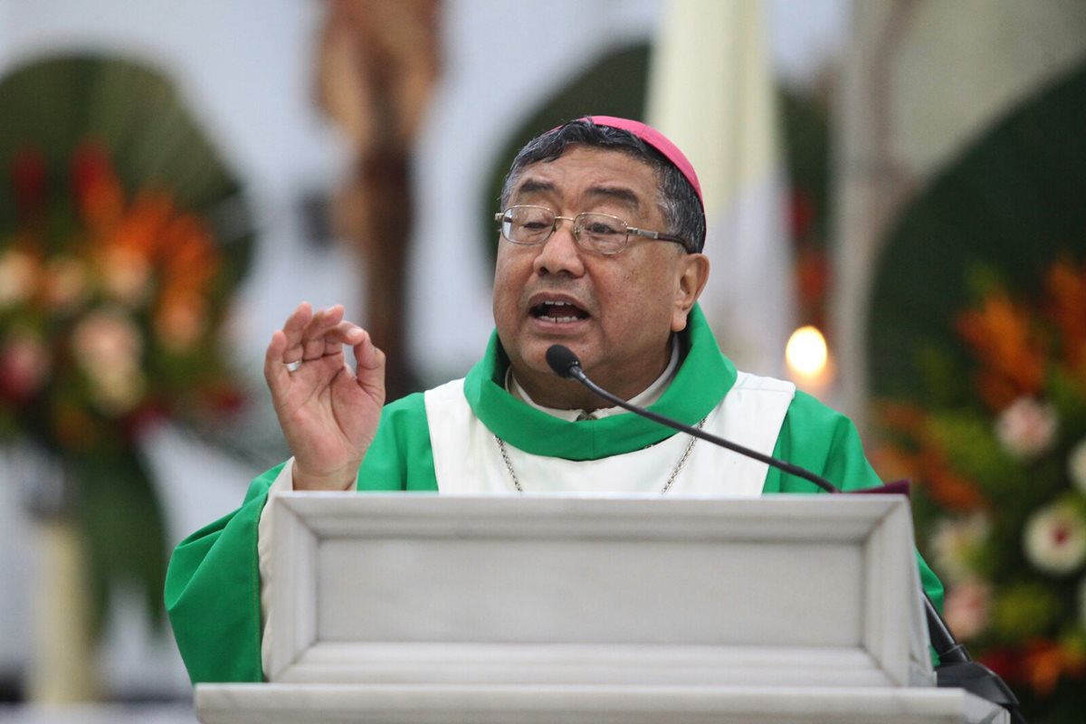 el religioso opinó al concluir su misa dominical en la Catedral Metropolitana. (Foto Prensa Libre: Edwin Bercián)