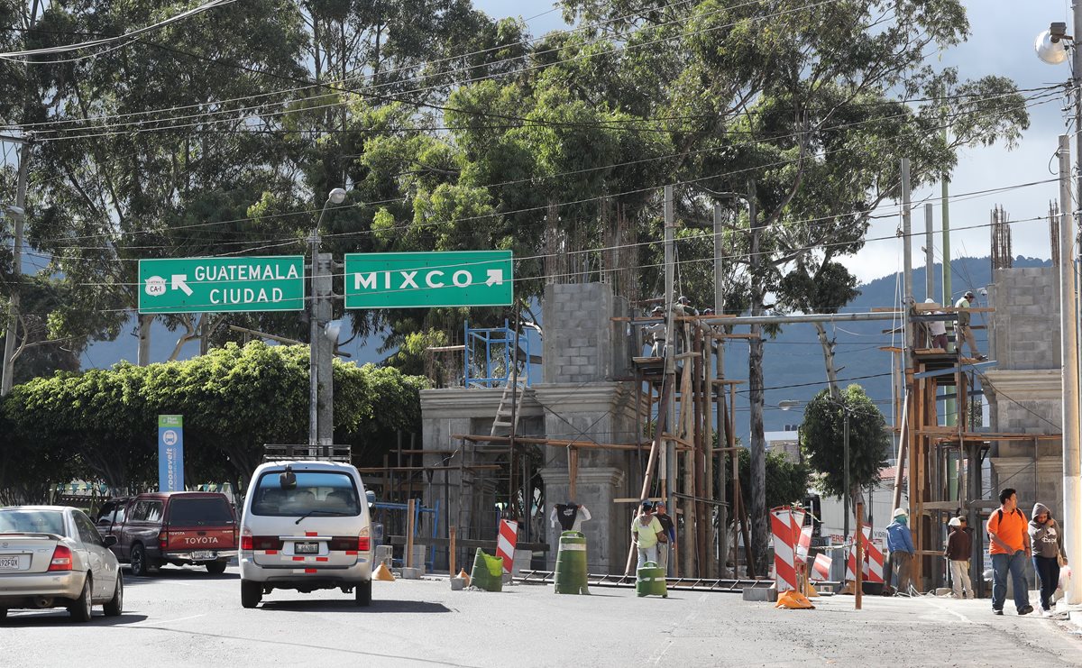 Arco que construye la Municipalidad de Mixco en la entrada principal a la zona 1. (Foto Prensa Libre: Óscar Felipe Quisque)