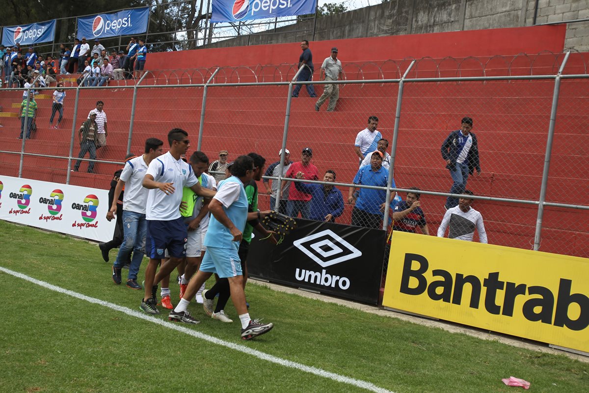 La afición y una parte de los seleccionados Sub 23 en plena discusión.(Foto Prensa Libre: Carlos Vicente)