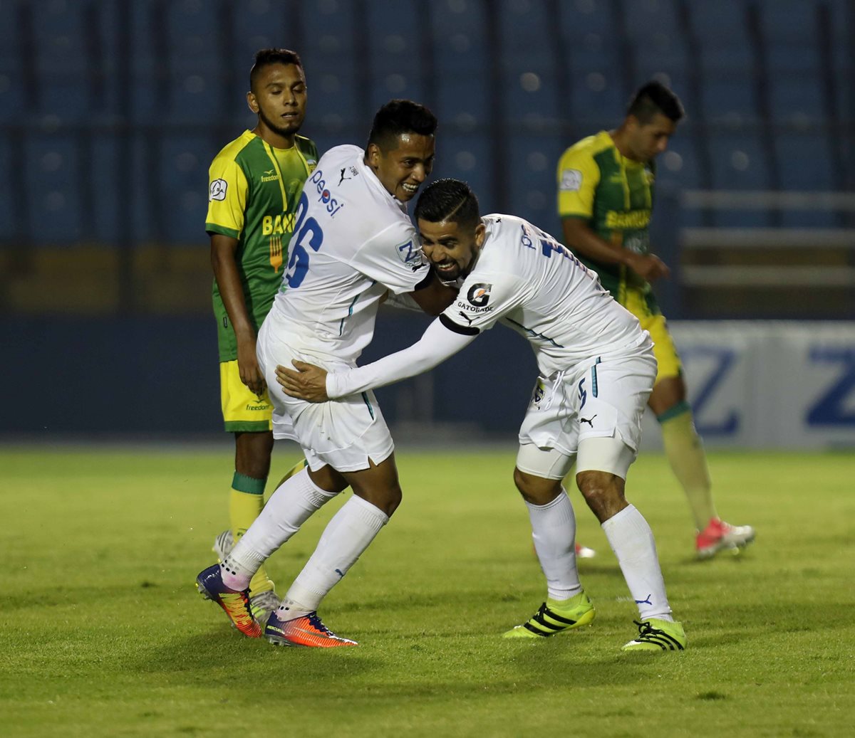 Festejo efusivo de Óscar Mejía tras anotar el gol del triunfo crema. (Foto Prensa Libre: Carlos Vicente)