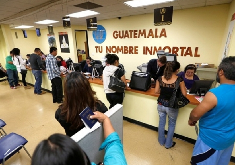 Migrantes guatemaltecos hacen trámites en el Consulado de Los Ángeles, California. (Foto Prensa Libre: Hemeroteca PL)