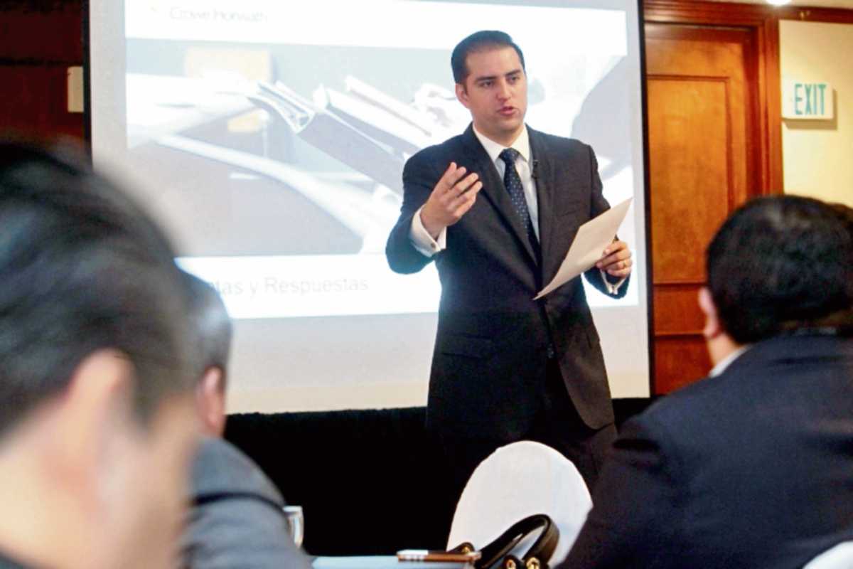 Adrián Romero, experto internacional en precios de transferencia, se dirige a empresarios asistentes. (Foto Prensa Libre: Álvaro Interiano)