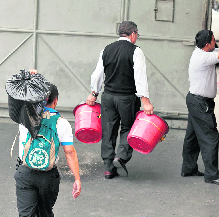 Empleados del Congreso reciben de obsequio una canasta navideña en diciembre de 2014 por parte del Sindicato. (Foto Prensa Libre: Hemeroteca)