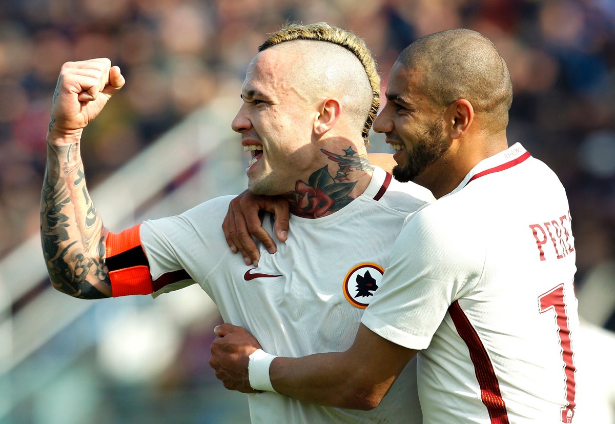 Radja Nainggolan celebra con Bruno Peres luego de su anotación. (Foto Prensa Libre: AFP)