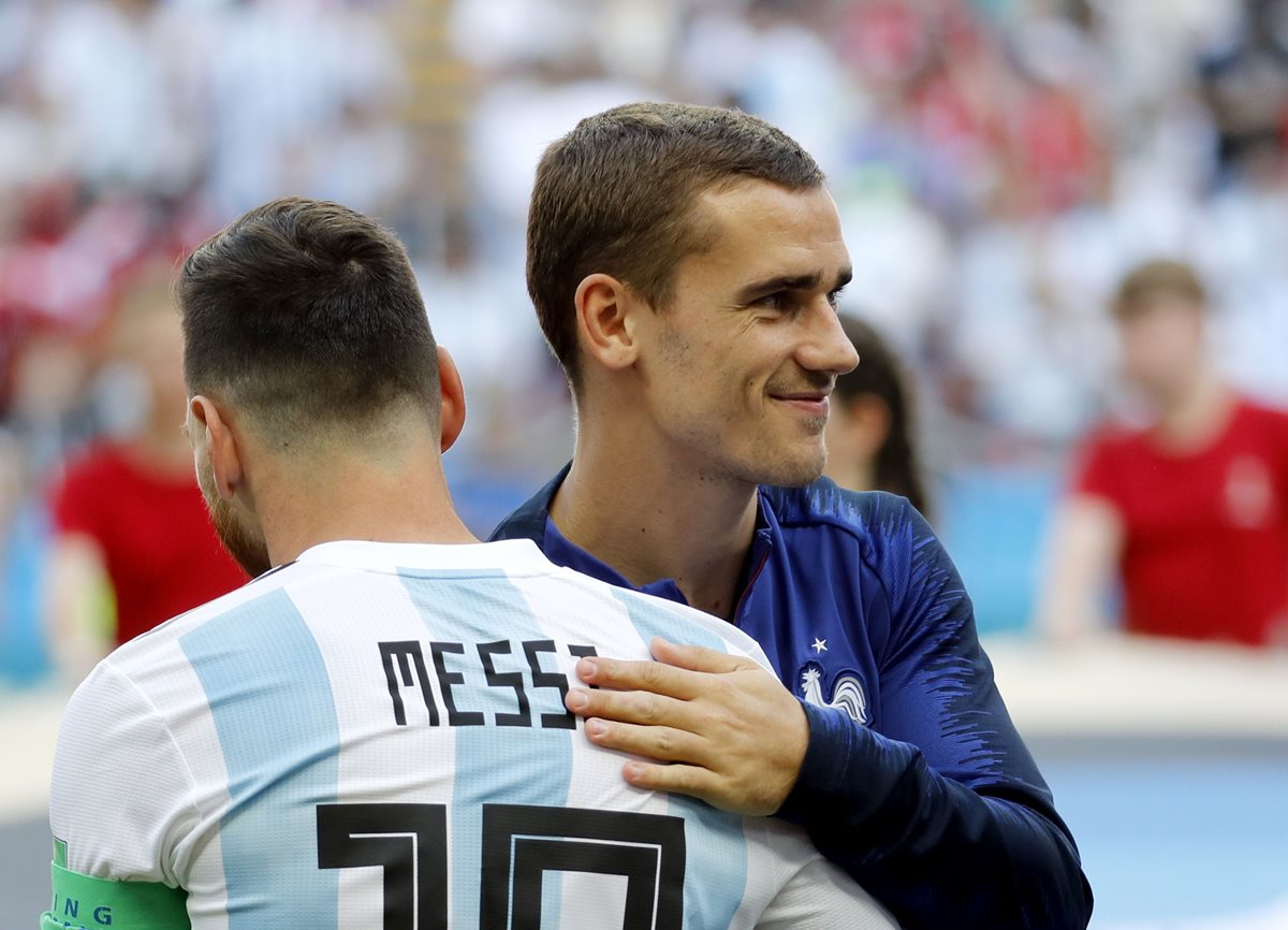 Lionel Messi y Antoine Griezmann se saludan antes del partido. (Foto Prensa Libre: EFE)