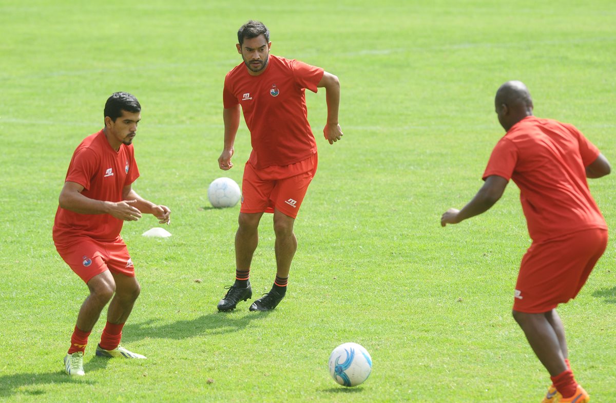 Carlos Ruiz durante el entrenamiento de ayer antes del partido de este miércoles contra la USAC. (Foto Prensa Libre: Francisco Sánchez)