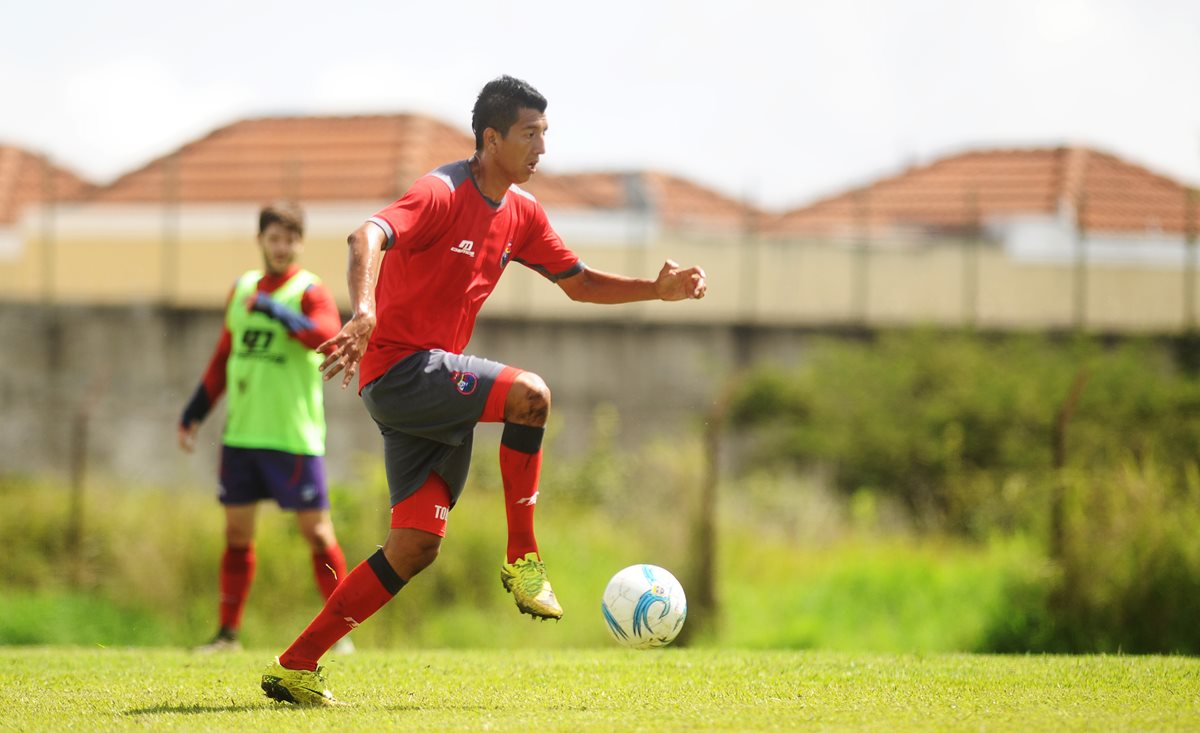 Kevin Ruiz domina la pelota durante el entrenamiento de Municipal en las canchas de Greenfield. (Foto Prensa Libre: Francisco Sánchez)