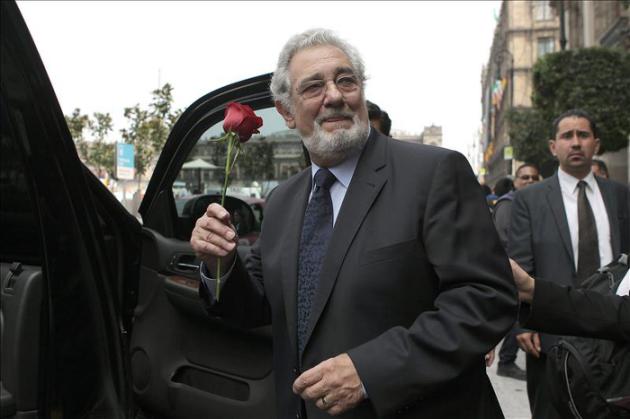 El tenor español Plácido Domingo a su salida, tras la entrega del reconocimiento "Ángel de la Ciudad" a 30 años del sismo que sacudió Ciudad de México. (Foto Prensa Libre: EFE)