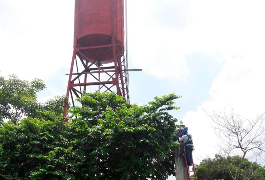 Un técnico de Energuate al momento de hacer la reconexión del servicio de agua entubada. (Foto Prensa Libre: Whitmer Barrera)