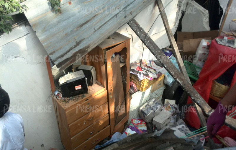 Una casa quedó destruida por la fuerza del alud que la dejó soterrada. (Foto Prensa Libre: Edwin Bercián)