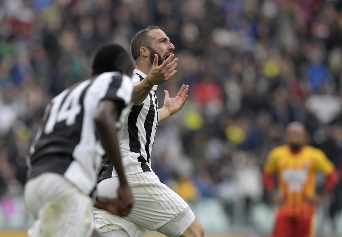 Gonzalo Higuaín celebra después de anotar contra el Benevento. (Foto Prensa Libre: AFP)