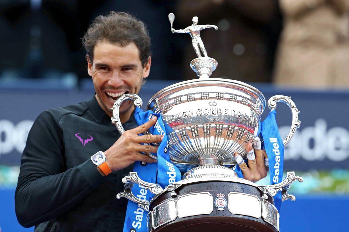 El español Rafael Nadal, quinto jugador del ranquin mundial, con el trofeo tras haber ganado el Barcelona Open Banc Sabadell-Trofeo Conde de Godó. (Foto Prensa Libre: EFE).