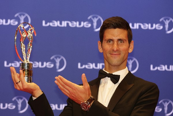 Novak Djokovic muestra el premio Laureus al mejor deportista del año. (Foto Prensa Libre: AFP).