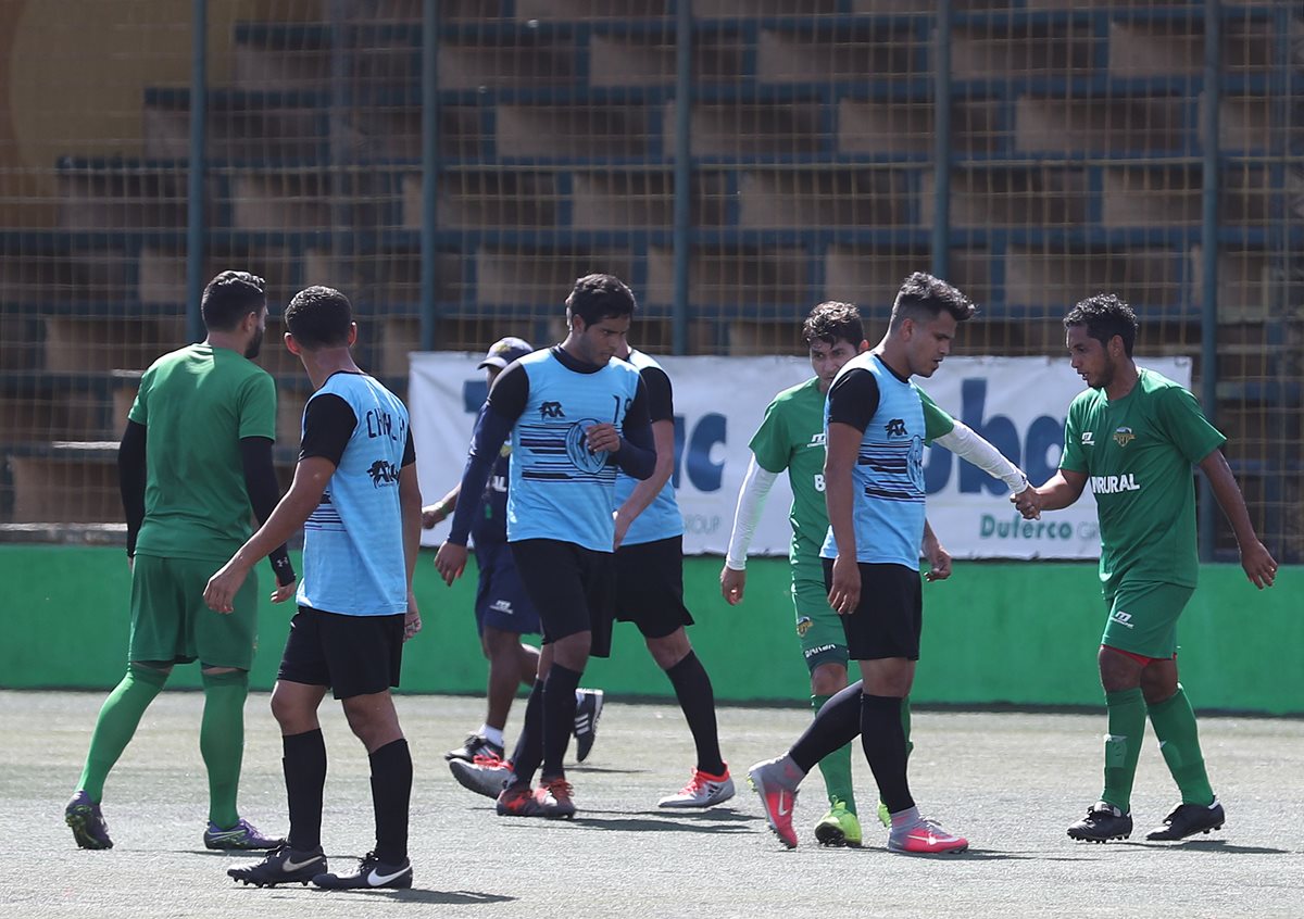 El delantero Juan José Valenzuela (d) es felicitado luego de haber vencido desde el punto penal la resistencia del portero de Chimaltenango Rony Álvarez, en el triunfo de Petapa por 7-2 en el estadio Julio Armando Cóbar (Foto Prensa Libre: Edwin Fajardo)