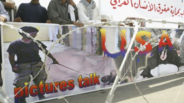 Imagen de los abusos ocurridos en Abu Ghraib utilizada durante una protesta en Bagdad. GETTY IMAGES