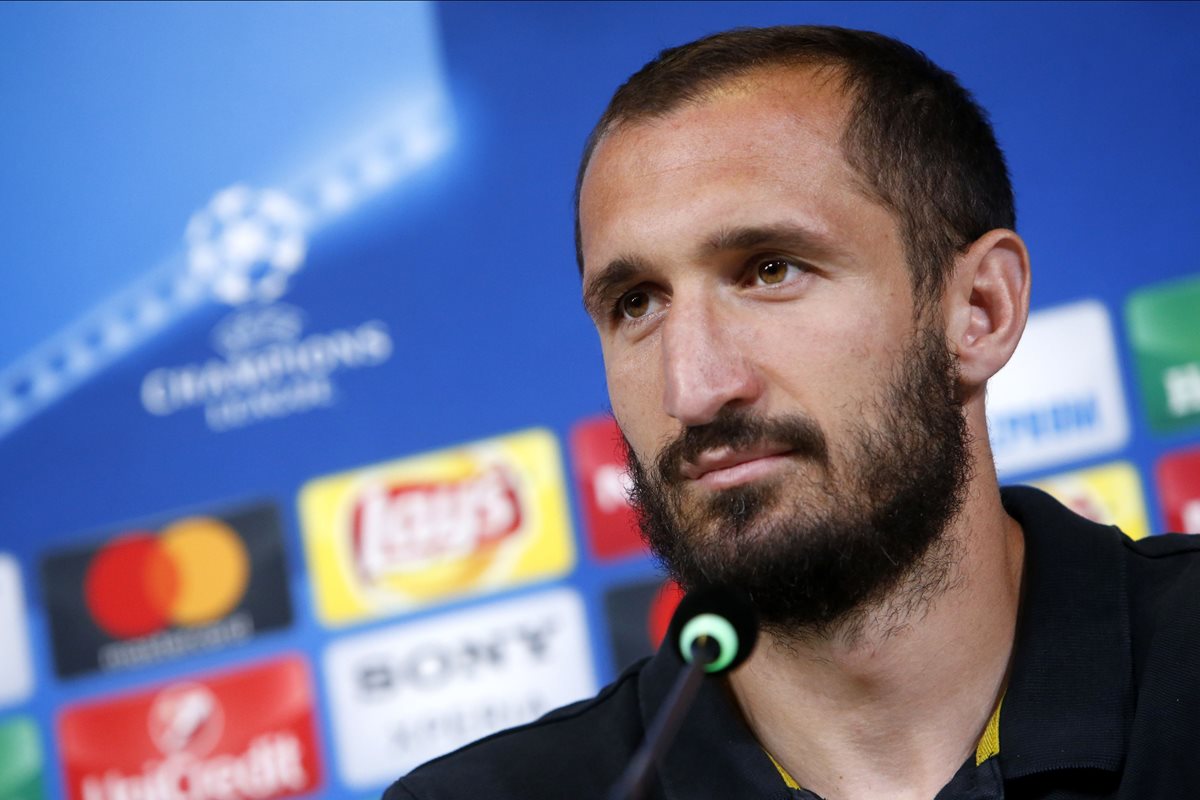 El defensa de la Juventus de Turín, Giorgio Chiellini, habla durante la conferencia de prensa que brindaron este lunes. (Foto Prensa Libre: AFP)