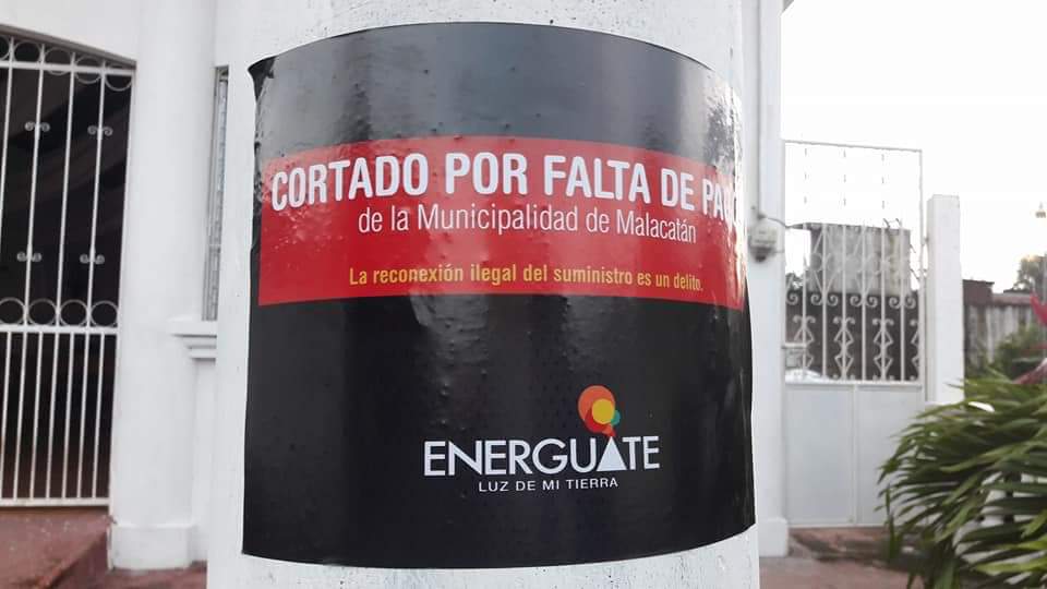 En los postes de alumbrado público se observa este aviso que colocó Energuate. (Foto Prensa Libre: Whitmer Barrera)