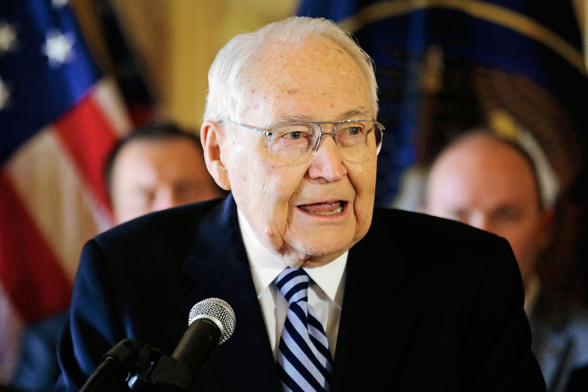 Fallece L. Tom Perry, unio de los líderes de los mormones (Foto Prensa Libre:AP)