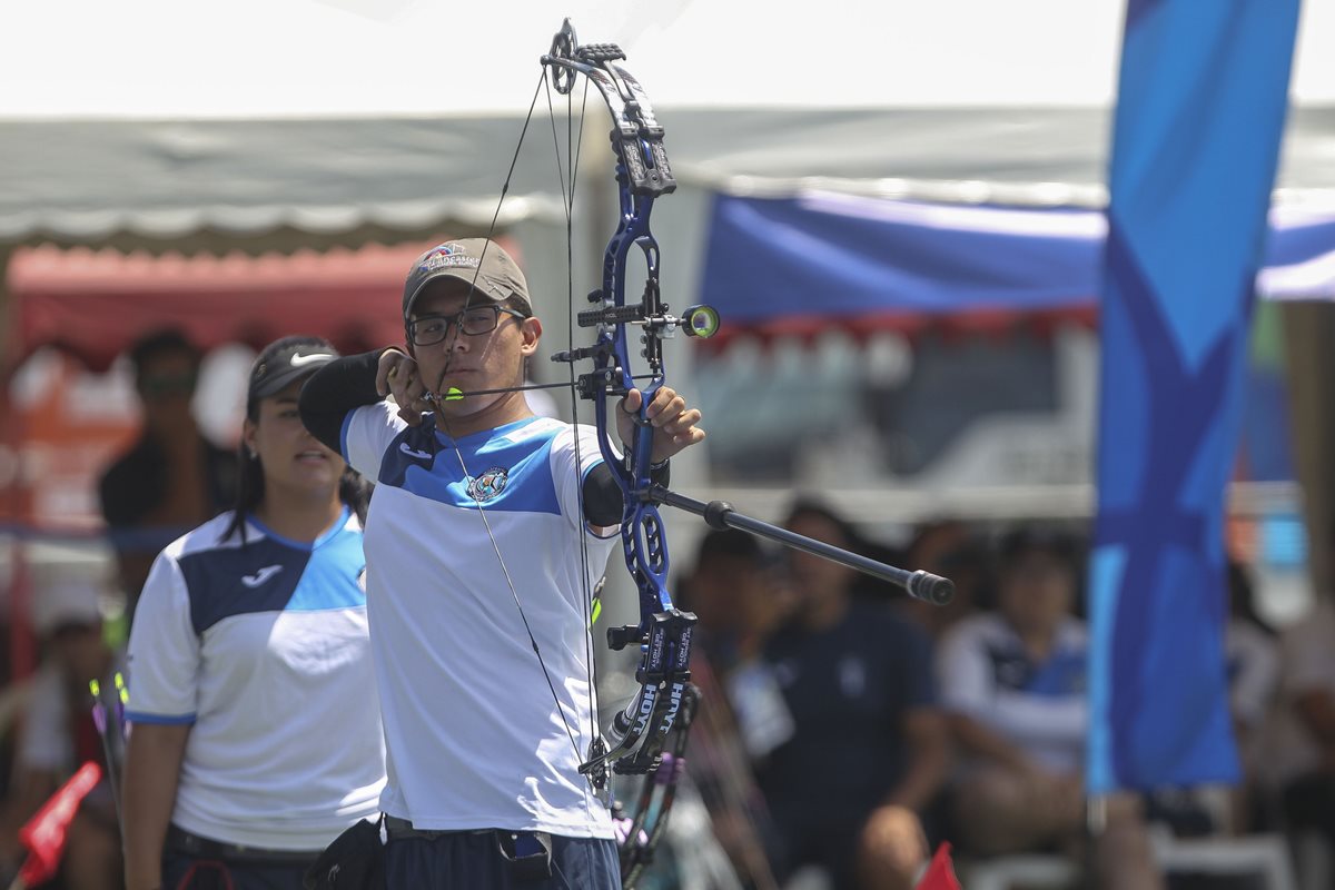 Marcelo del Cid, durante la competencia de equipos mixtos en arco compuesto. (Foto Prensa Libre: Cortesía ACD)