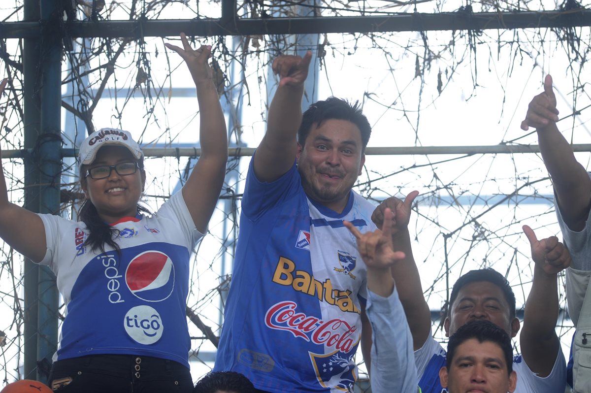 La afición de Suchi no abandonó a su equipo a pesar de la lluvia.