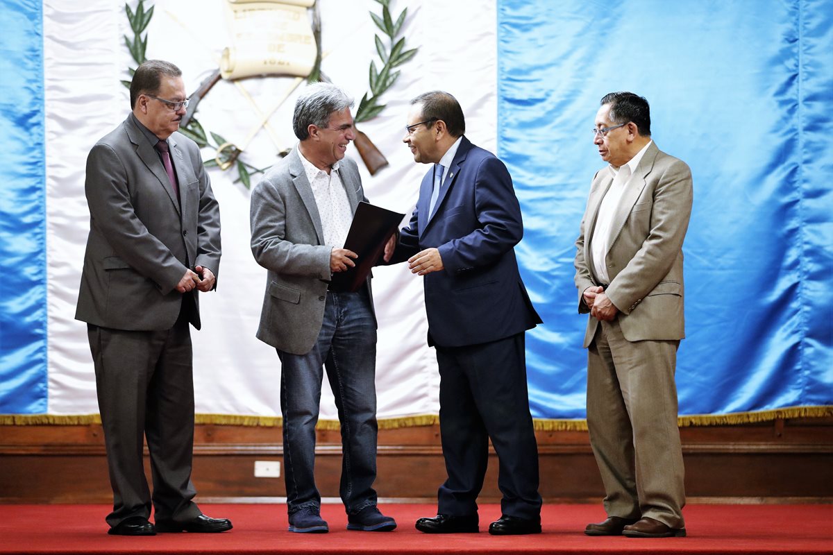 Édgar Búcaro, director general de las artes del Ministerio de Cultura y Deportes; Raúl Figueroa Sarti, presidente de la Asociación Gremial de Editores de Guatemala y de la Junta directiva de Filgua; Juan Alberto Monzón, viceministro de cultura y Deporres; y Francisco Morales Santos, jefe de Editorial Cultura, durante el acto de entrega del documento que incluye el dictamen de instucionalización de Filgua. (Foto Prensa Libre: Pablo Juárez Andrino)