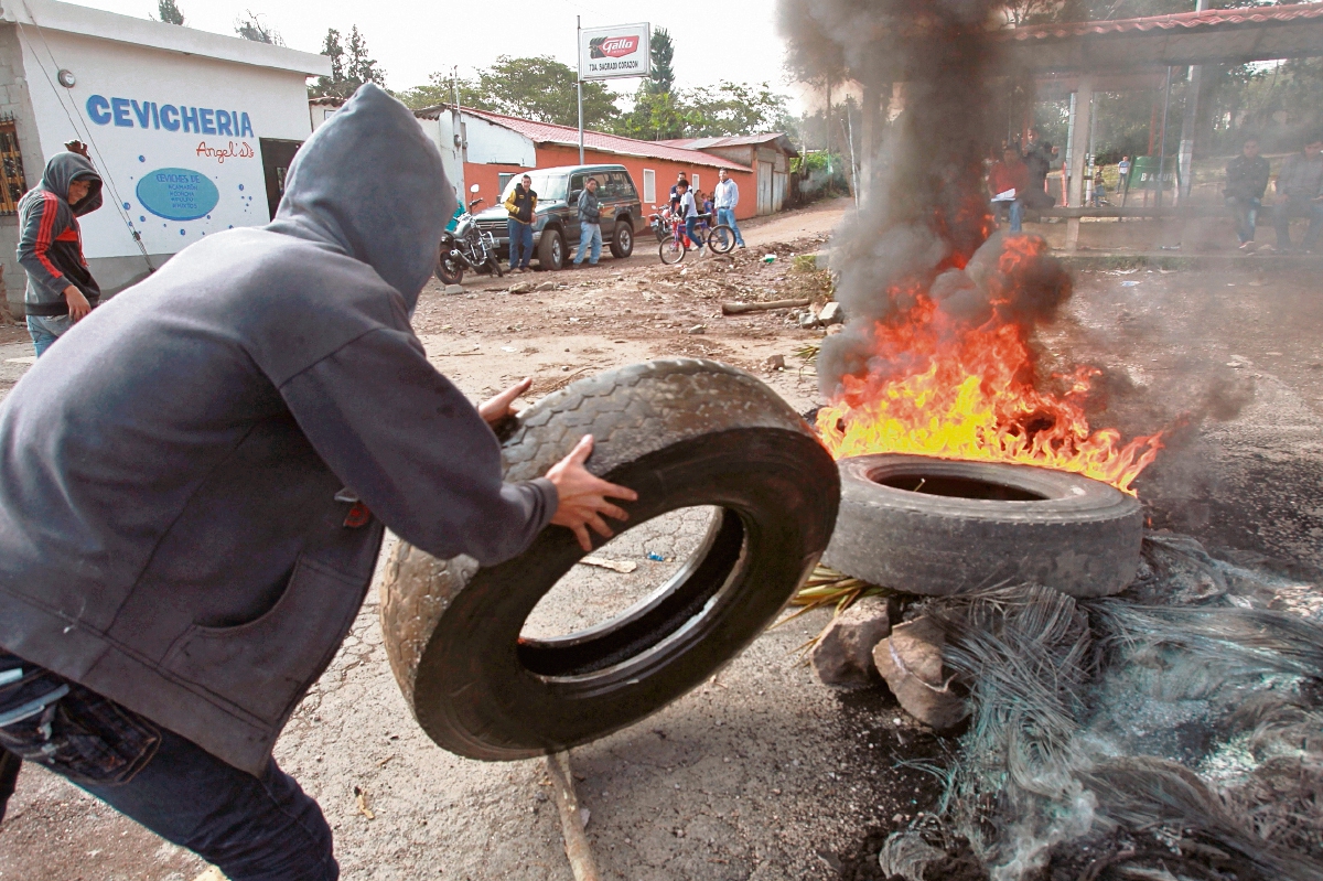 Pilotos y ayudantes demandan seguridad para trabajar y anuncian otro tipo de acciones, durante protesta en la aldea El Paraíso, Palencia.