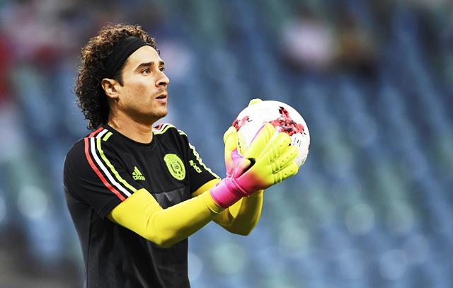 El portero mexicano Guillermo Ochoa, señaló que prefiere perseguir sus sueños que el dinero. (Foto Prensa Libre: EFE)