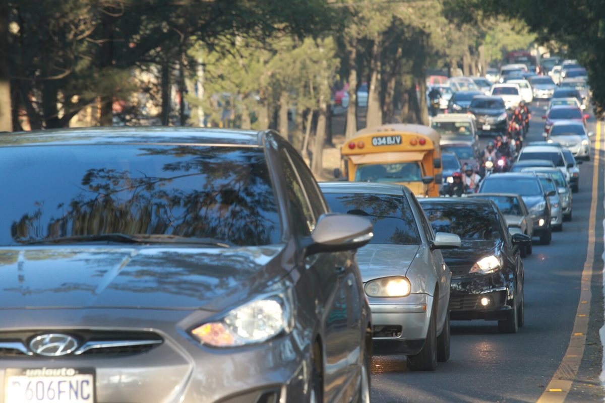 Los atascos vehiculares se intensifican en la capital y centros urbanos según el Departamento de Tránsito de la PNC. (Foto Prensa Libre: E. Paredes)