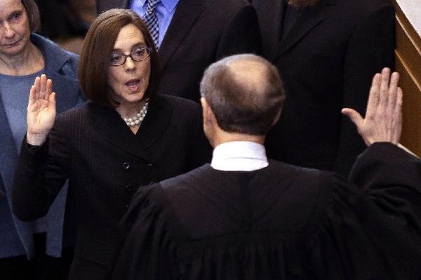 Kate Brown es juramentado como gobernador del estado de Oregon por el juez Thomas A. Balmer en Salem, Oregón. (Foto Prensa Libre:AP)