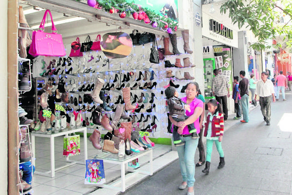 En el Paseo de la Sexta   baja la  afluencia de personas  respecto de  fines de semana anteriores. (Foto Prensa Libre: Álvaro Interiano)