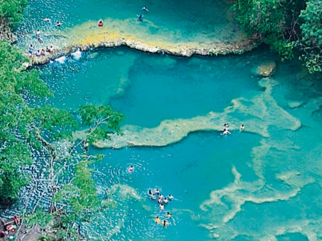 Semuc Champey, ubicado en Alta Verapaz, es uno de los destinos turísticos más visitados en el país. (Foto, Prensa Libre: Hemeroteca PL)