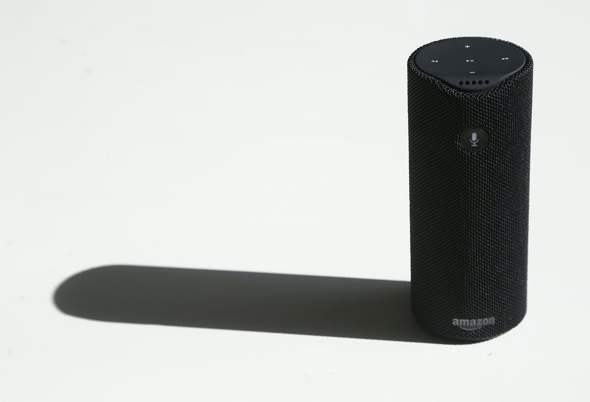 El Amazon Tap funciona con baterías y es un altavoz "inteligente" que puede llevarse a todos lados (Foto Prensa Libre: AP).