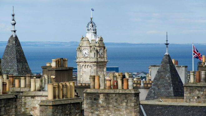 Según la leyenda, el reloj del hotel Balmoral está adelantado para que los amantes tengan más tiempo para besarse antes de decirse adiós. (IAN RUTHERFORD / ALAMY STOCK PHOTO)