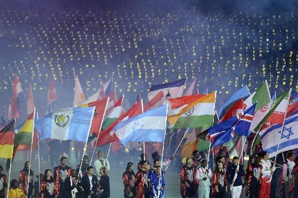 Isaac Leiva, único guatemalteco en los Juegos Paralímpicos, portó ayer la bandera en la clausura. (Foto Prensa Libre: AFP)