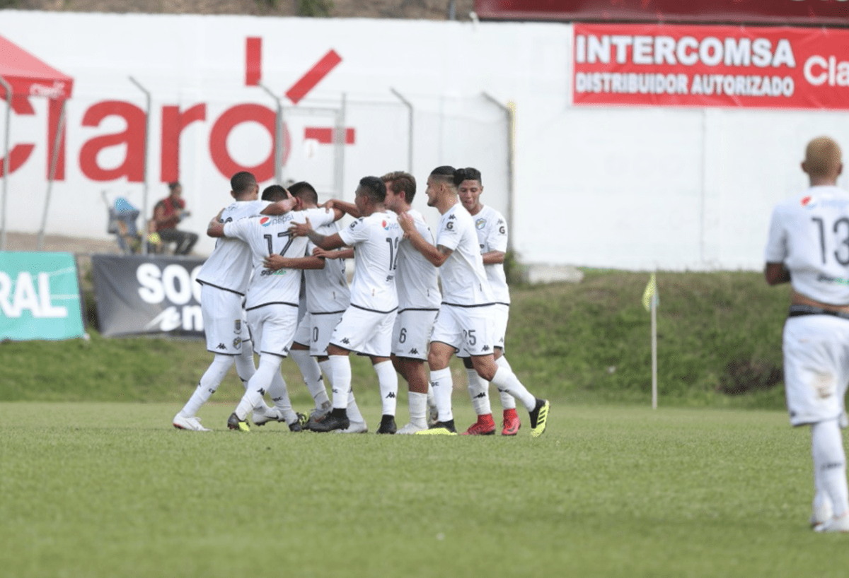 Comunicaciones B elimina del Torneo de Copa a Guastatoya, bicampeón de la Liga Nacional. (Foto Prensa Libre: Edwin Fajardo)