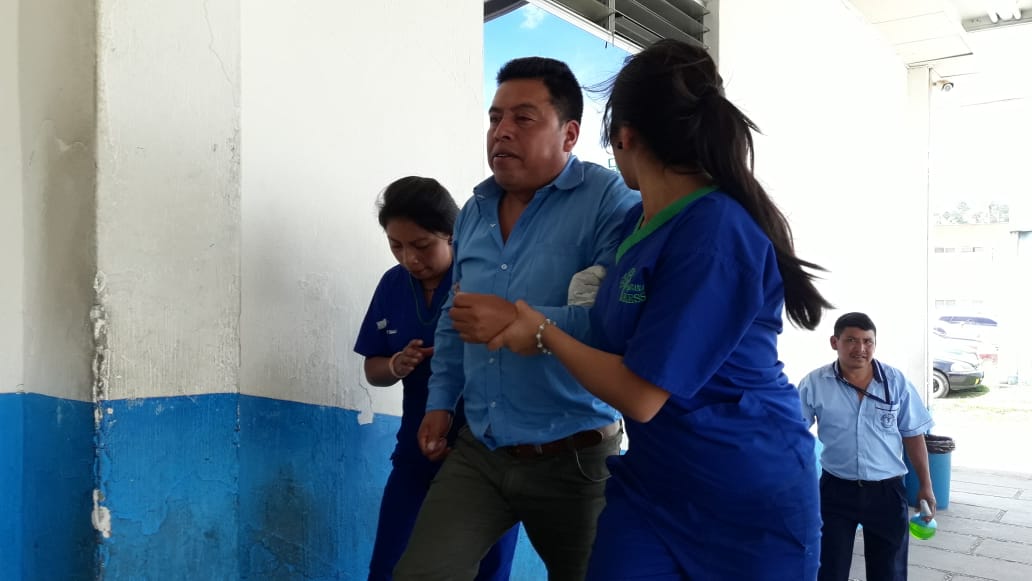 Los ediles de Patzicía, Chimaltenango, tienen golpes en distintas partes del cuerpo. (Foto Prensa Libre: Cortesía Víctor Chamalé)