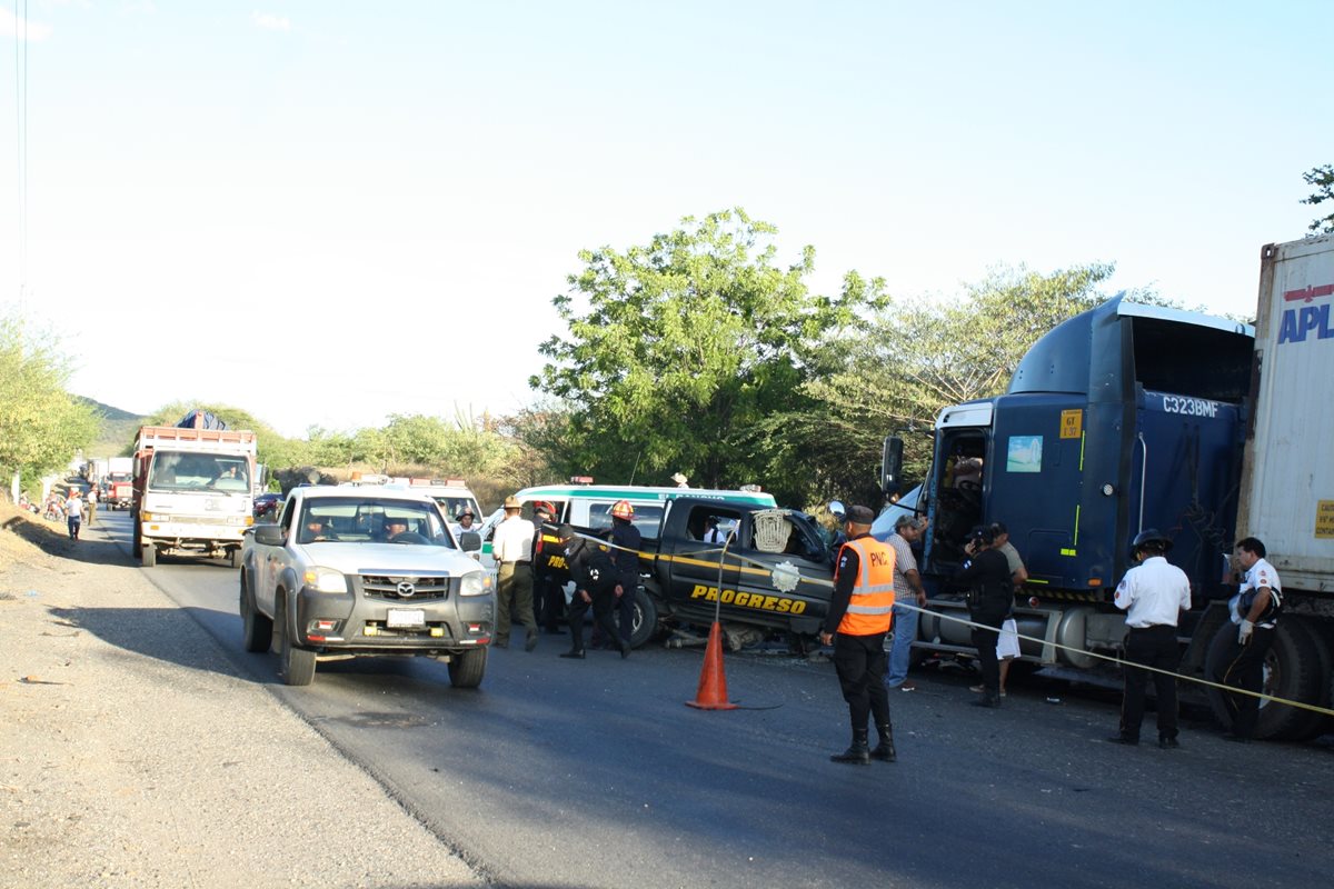 El autopatrulla chocó de frente contra un tráiler en el km 94, ruta al Atlántico. (Foto Prensa Libre: Héctor Contreras)