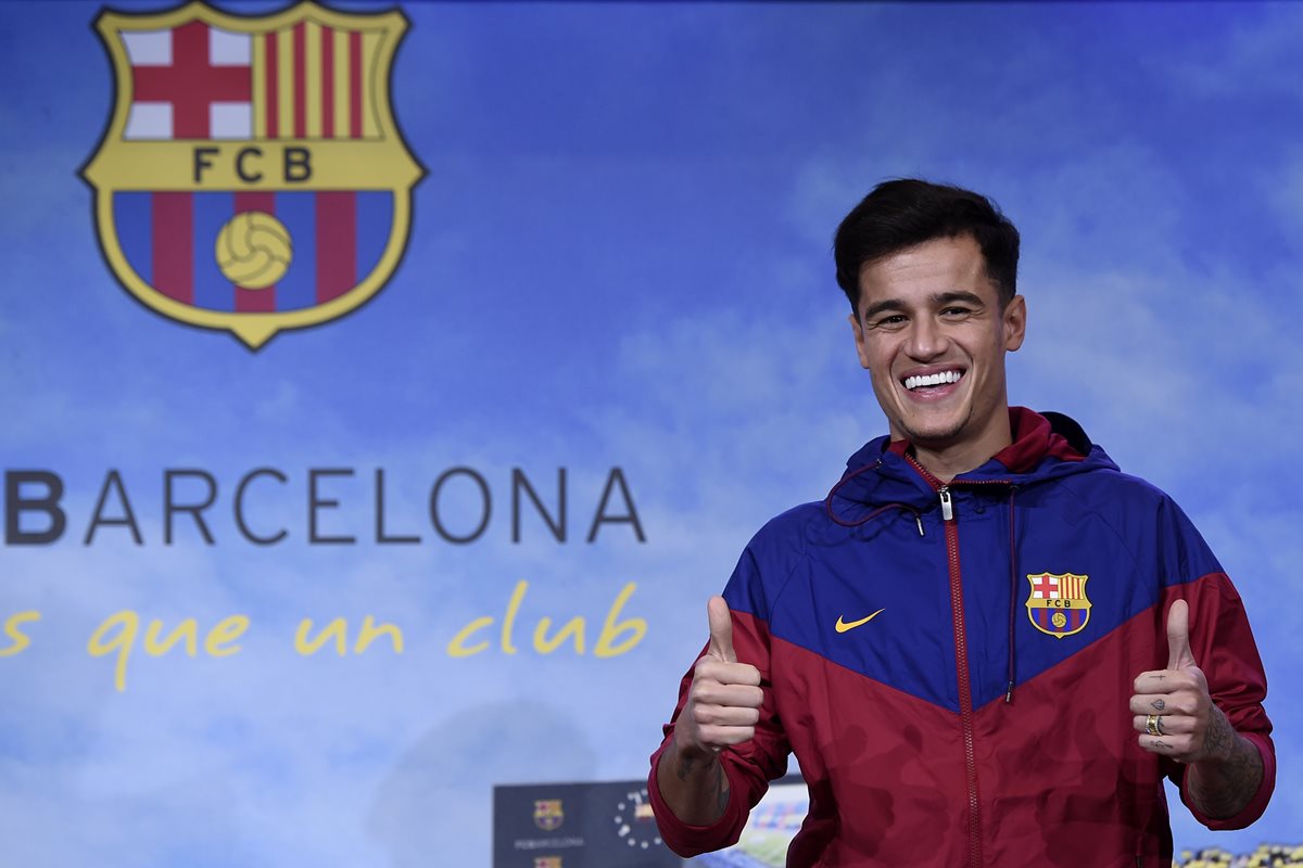 Coutinho saluda a los periodistas en su primera aparición pública con el uniforme del Barcelona. (Foto Prensa Libre: AFP)