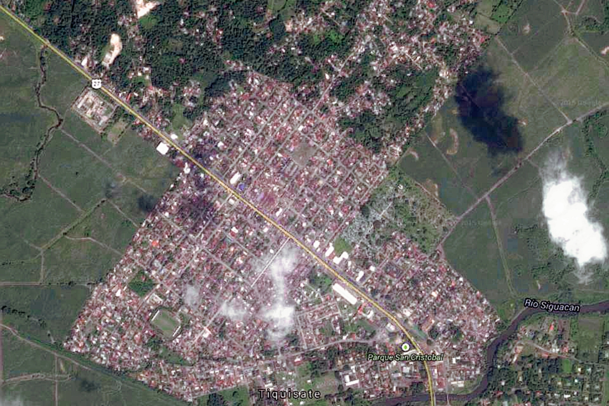 En Tiquisate, Escuintla, fueron hallados los cadáveres baleados de dos adultos  y un menor de edad.  (Foto Prensa Libre: Google Maps)