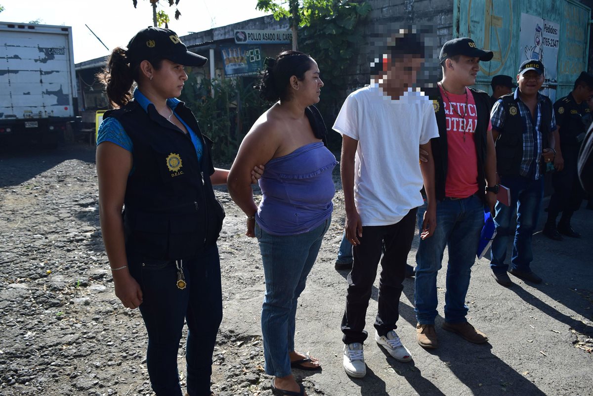María Auxiliadora Sánchez y su hijo, de 15 años, fueron detenidos, en Escuintla. (Foto Prensa Libre: Carlos Paredes)