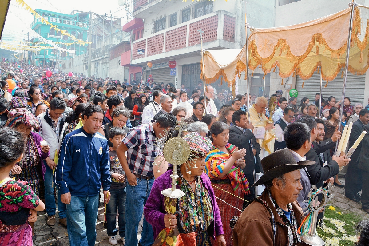 Procesión del Corpus Christi recorre calles de la cabecera de Sololá. (Foto Prensa Libre. Édgar René Sáenz)