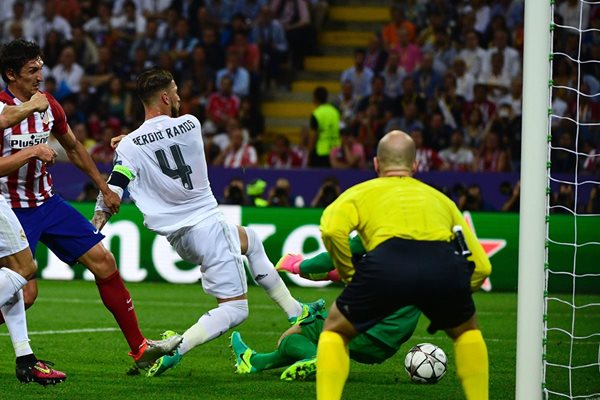 Sergio Ramos (4) empuja el balón para vencer al portero Oblak del Atlético Madrid (Foto Prensa Libre: AP)