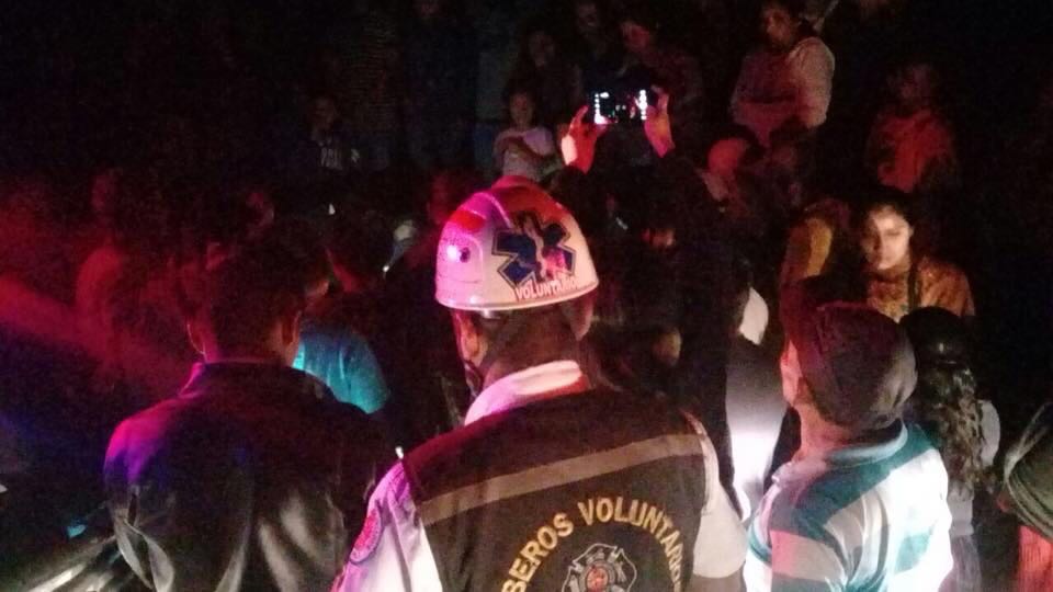 Vecinos se reúnen en el lugar donde fueron entregadas las niñas a sus familiares. (Foto Prensa Libre: Eduardo Sam Chun).