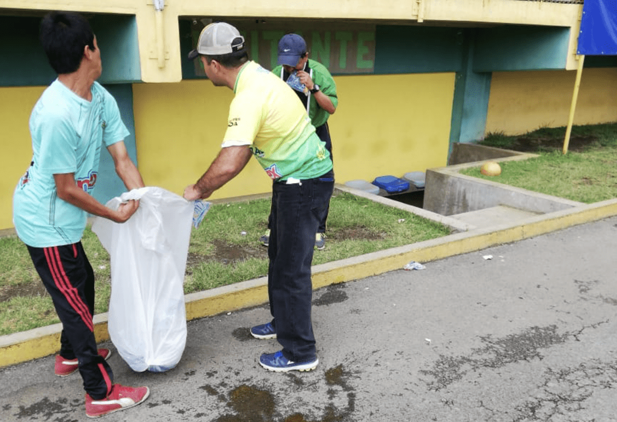 Helder Iván López García –izquierda– es utilero de Deportivo Chiantla. (Foto Prensa Libre: Kenny Alvarado)