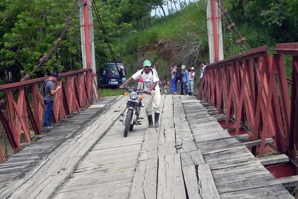 Al menos seis comunidades de Los Amates, Izabal, están incomunicadas por daños en puente situado sobre el río Morjá. (Foto Prensa Libre: Julio Vargas).