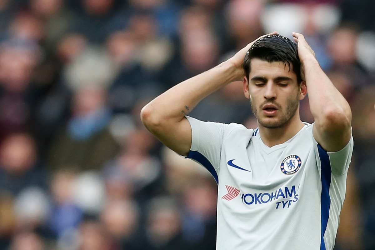 Álvaro Morata, delantero del Chelsea, se lamenta durante el partido ante el West Ham United. (Foto Prensa Libre: AFP)