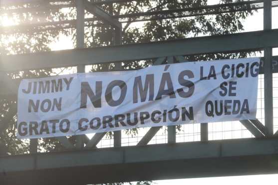 Manifestantes se dirigen hacia el Centro Histórico desde El Trébol.